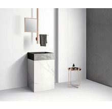 Baie cu lavoar, oglindă și măsuță laterală