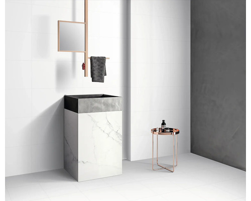 Baie cu lavoar, oglindă și măsuță laterală