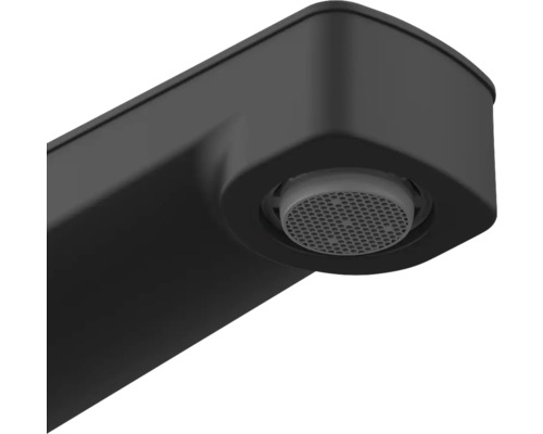 Prim-plan cu cap de robinet negru cu perlator rotund