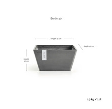 Ghiveci Ecopots Berlin 40 gri, lungime 41 centimetri, adâncime 41 centimetri, înălțime 18 centimetri, volum 21 litri, greutate 1,9 kilograme.