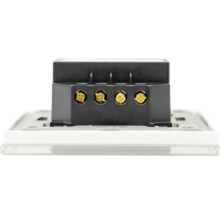 Prim-plan cu partea din spate a unui comutator cu borne cu șurub