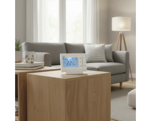 Termostat digital de cameră pe o masă de lemn într-o sufragerie