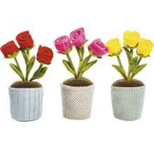 Trei trandafiri din material textil în ghivece