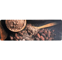 Panou de spate pentru bucătărie cu pudră de cacao într-un bol de lemn, o lingură de lemn cu pudră de cacao, boabe de cacao și bucăți de ciocolată.