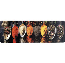 Panou de bucătărie cu opt linguri pline cu diverse condimente cum ar fi boabe de piper, chilli și turmeric.