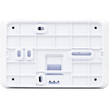 Partea din spate a unei carcase albe din plastic cu elemente de montare