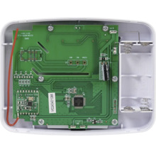 Vedere interioară a unui dispozitiv electronic cu placă de circuit și compartiment pentru baterii
