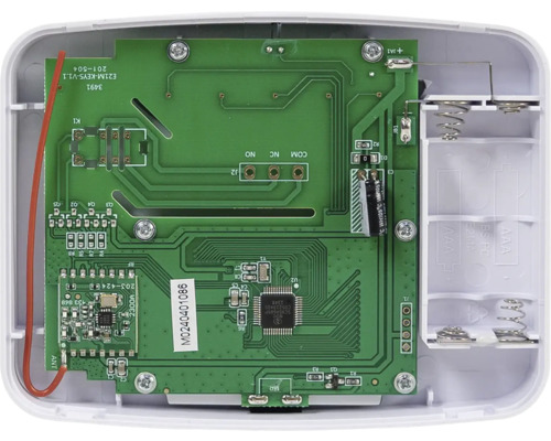Vedere interioară a unui dispozitiv electronic cu placă de circuit și compartiment pentru baterii