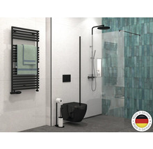 Baie cu duș, toaletă, radiator portprosop și sigiliul Made in Germany.