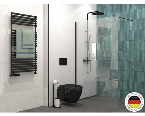 Baie cu duș, toaletă, radiator portprosop și sigiliul Made in Germany.