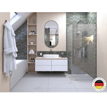 Baie cu duș, chiuvetă, oglindă și rafturi sub o fereastră de mansardă