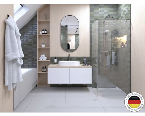 Baie cu duș, chiuvetă, oglindă și rafturi sub o fereastră de mansardă