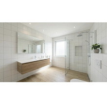 Baie luminoasă cu lavoar, oglindă și cabină de duș