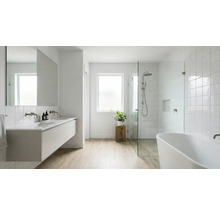 Baie luminoasă cu lavoar, oglindă, duș, cadă și fereastră pentru o ambianță prietenoasă