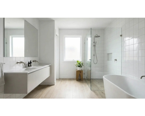 Baie luminoasă cu lavoar, oglindă, duș, cadă și fereastră pentru o ambianță prietenoasă