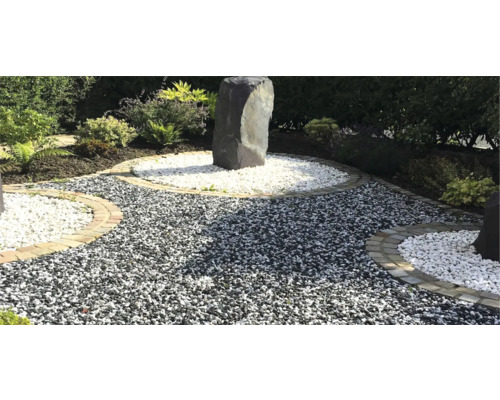 Alei amenajată în grădină cu pietriș decorativ și piatră decorativă