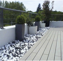 Terasa cu jardiniere și pietriș decorativ