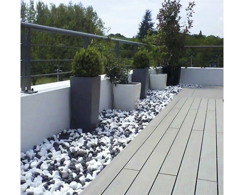 Terasa cu jardiniere și pietriș decorativ