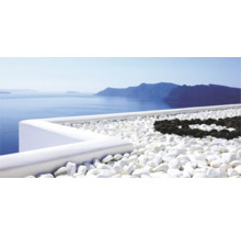 Pietre decorative în aer liber, cu vedere la mare