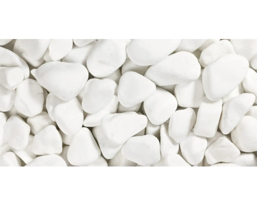 Prim-plan cu pietriș decorativ