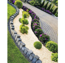 Alei amenajată în grădină cu margine de gazon, pietriș decorativ și straturi de flori