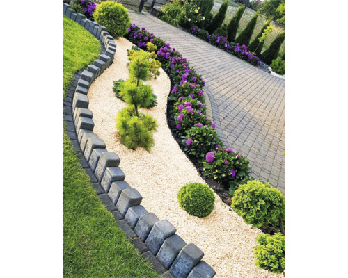 Alei amenajată în grădină cu margine de gazon, pietriș decorativ și straturi de flori