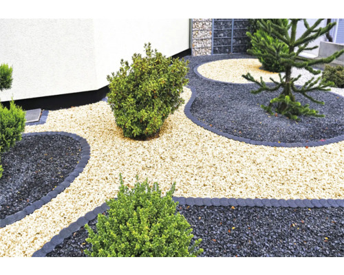 Zonă de grădină amenajată cu pietriș decorativ și plante