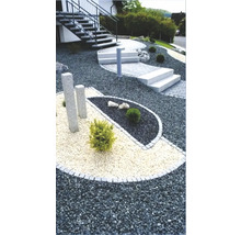 Grădină amenajată cu alei de pietriș, scări și vegetație