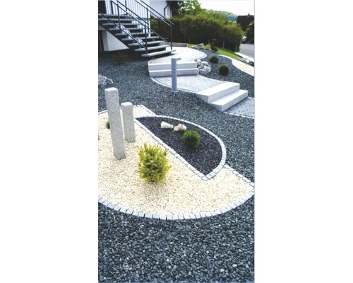 Grădină amenajată cu alei de pietriș, scări și vegetație