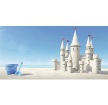 Castel de nisip cu găleată și lopată pe plajă