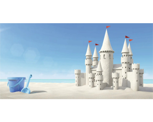 Castel de nisip cu găleată și lopată pe plajă