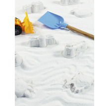 Scenă cu jucării de nisip, cum ar fi o lopată, un excavator și forme de nisip