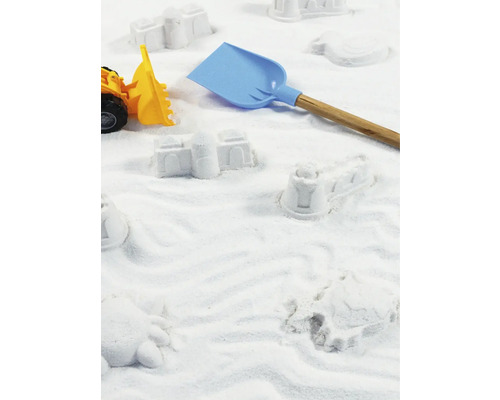 Scenă cu jucării de nisip, cum ar fi o lopată, un excavator și forme de nisip