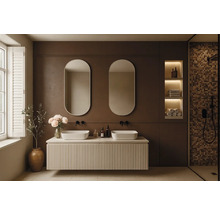 Baie modernă cu lavoar, două oglinzi, rafturi încastrate și zonă de duș