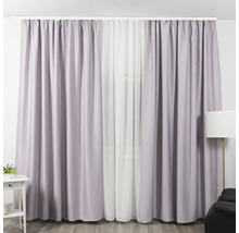 Două perdele gri și una albă în fața unei ferestre