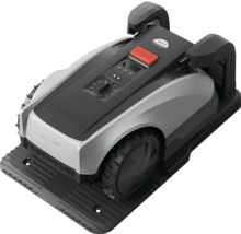 Robot de tuns iarba pe stația de încărcare