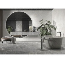 Baie modernă cu cadă, chiuvetă și oglindă rotundă