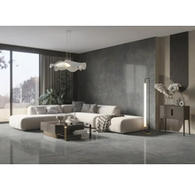 Cameră de zi luminoasă cu canapea, măsuță de cafea și lampă de podea