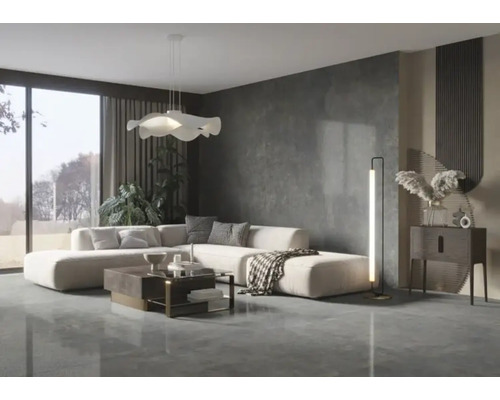 Cameră de zi luminoasă cu canapea, măsuță de cafea și lampă de podea