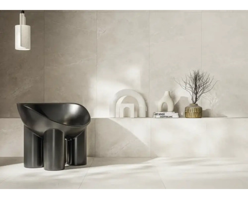 Cameră luminoasă cu podea cu gresie, perete cu gresie, lampă de design și fotoliu modern