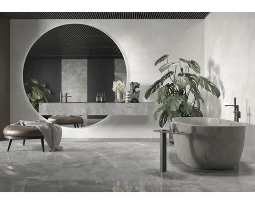 Baie modernă cu cadă, chiuvetă și oglindă rotundă