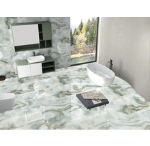 Baie luminoasă cu podea de marmură, cadă și chiuvetă