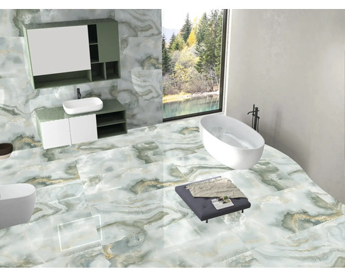 Baie luminoasă cu podea de marmură, cadă și chiuvetă