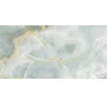 Prim-plan cu o placă de marmură deschisă la culoare, cu nervuri subtile