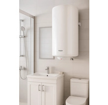 Baie cu boiler de apă, dulap de lavoar și toaletă