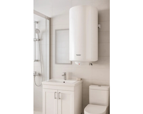 Baie cu boiler de apă, dulap de lavoar și toaletă