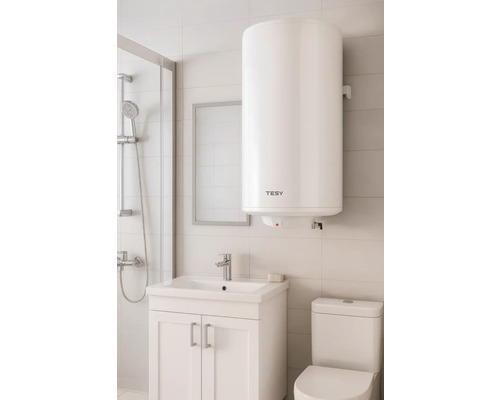 Baie cu duș, dulap sub lavoar, toaletă și boiler de apă
