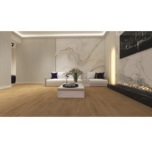 Living modern și luminos cu pardoseală cu aspect de lemn, canapea albă, panouri de perete și perete cu aspect de marmură cu șemineu liniar.