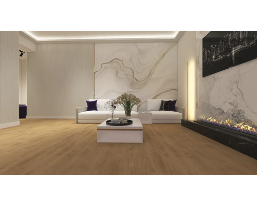 Living modern și luminos cu pardoseală cu aspect de lemn, canapea albă, panouri de perete și perete cu aspect de marmură cu șemineu liniar.