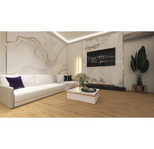 Sufragerie luminoasă și modernă, cu pardoseală aspect lemn, canapea albă, design de perete din marmură, șemineu electric și atmosferă organizată.